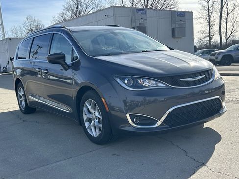 Used 2017 Chrysler Pacifica Touring-L Plus w/ Tire & Wheel Group image 4