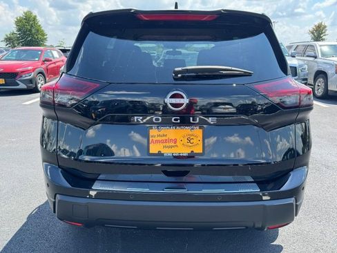 Used 2025 Nissan Rogue SV image 4