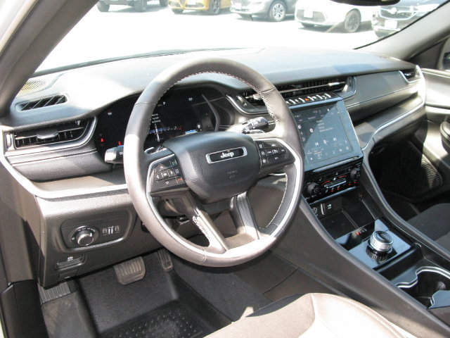 Used 2024 Jeep Grand Cherokee Laredo X w/ Luxury Tech Group I AWD/4WD image 13