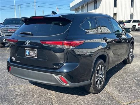 Used 2022 Toyota Highlander XLE FWD image 11