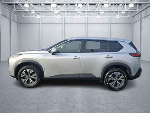 Used 2023 Nissan Rogue SV image 2