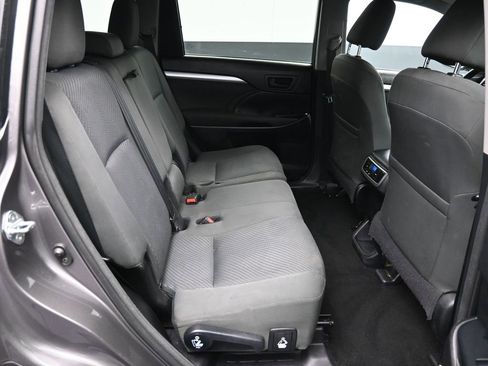 Used 2017 Toyota Highlander LE image 24