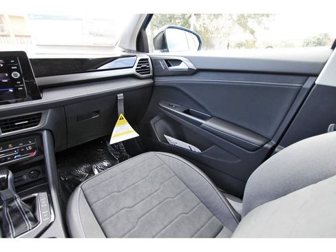 Certified 2025 Volkswagen Taos SE FWD image 12