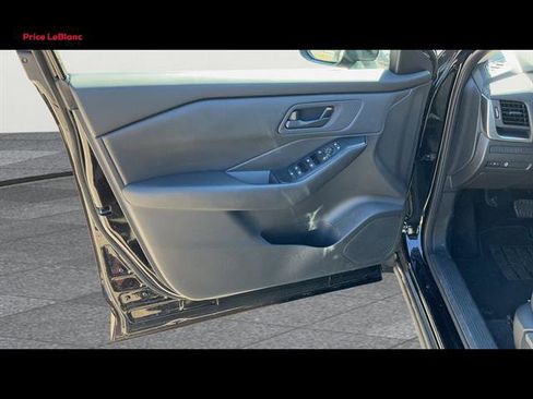 Used 2025 Nissan Rogue S image 21