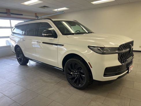 New 2026 Lincoln Navigator L Reserve w/ Jet Appearance Package image 2