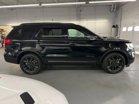 Used 2017 Ford Explorer XLT w/ Equipment Group 202A AWD/4WD image 6