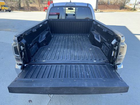 Used 2016 Toyota Tacoma SR5 w/ SR5 Appearance Package (SN) image 18