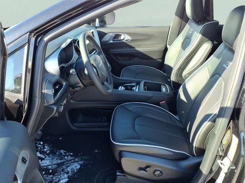 New 2026 Chrysler Pacifica Limited w/ Uconnect Theater Family Group image 25
