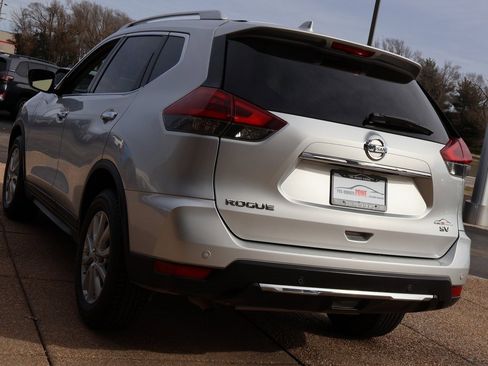 Used 2019 Nissan Rogue SV image 4