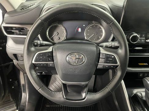Used 2024 Toyota Highlander XLE AWD/4WD image 14