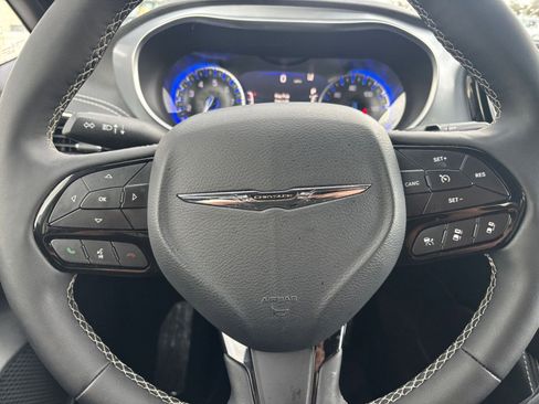 Used 2025 Chrysler Pacifica Limited image 31