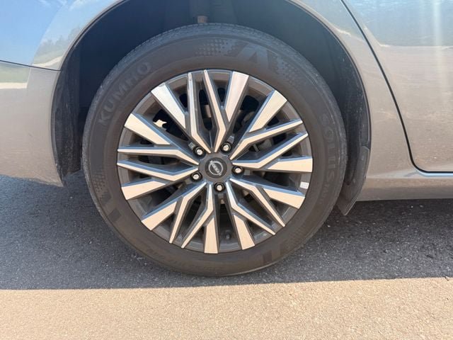 Used 2025 Nissan Altima 2.5 SV FWD image 21