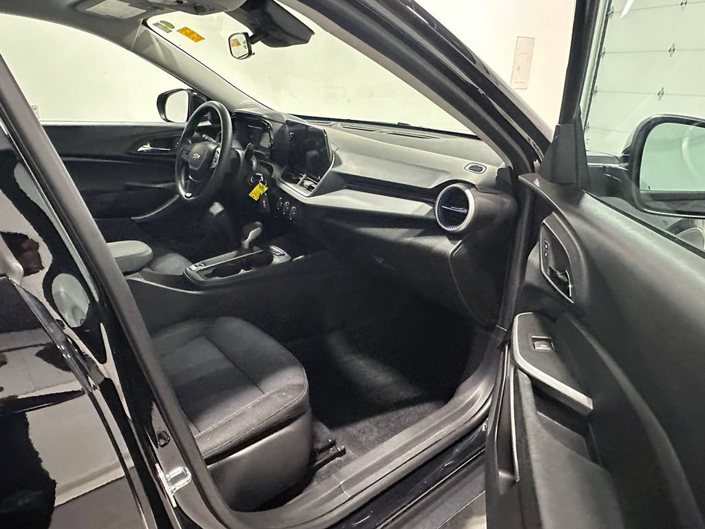 Used 2024 Chevrolet Trax LS w/ LS Convenience Package FWD image 21