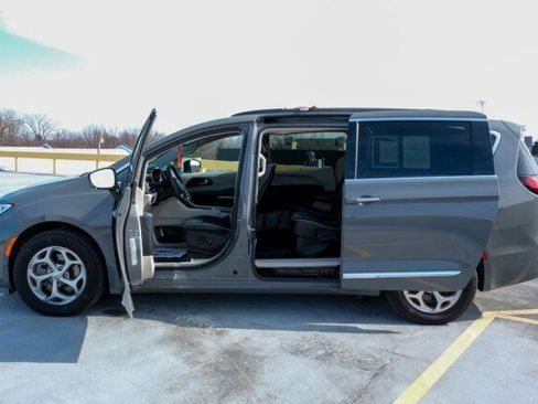 Used 2023 Chrysler Pacifica Limited w/ Uconnect Theater Family Group image 48