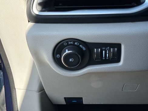 Used 2023 Chrysler Pacifica Touring-L image 25