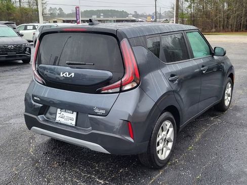 Used 2023 Kia Soul LX w/ LX Technology Package image 2