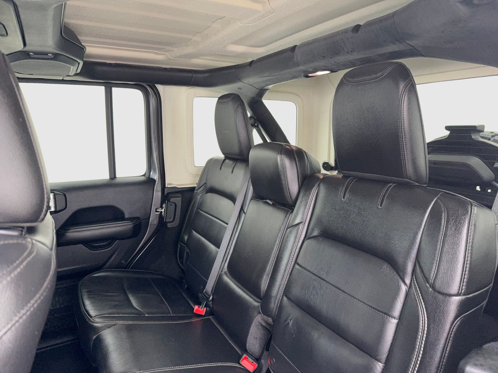 Used 2018 Jeep Wrangler Unlimited Sahara AWD/4WD image 32