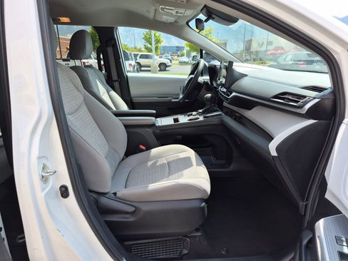 Used 2025 Toyota Sienna LE FWD image 34