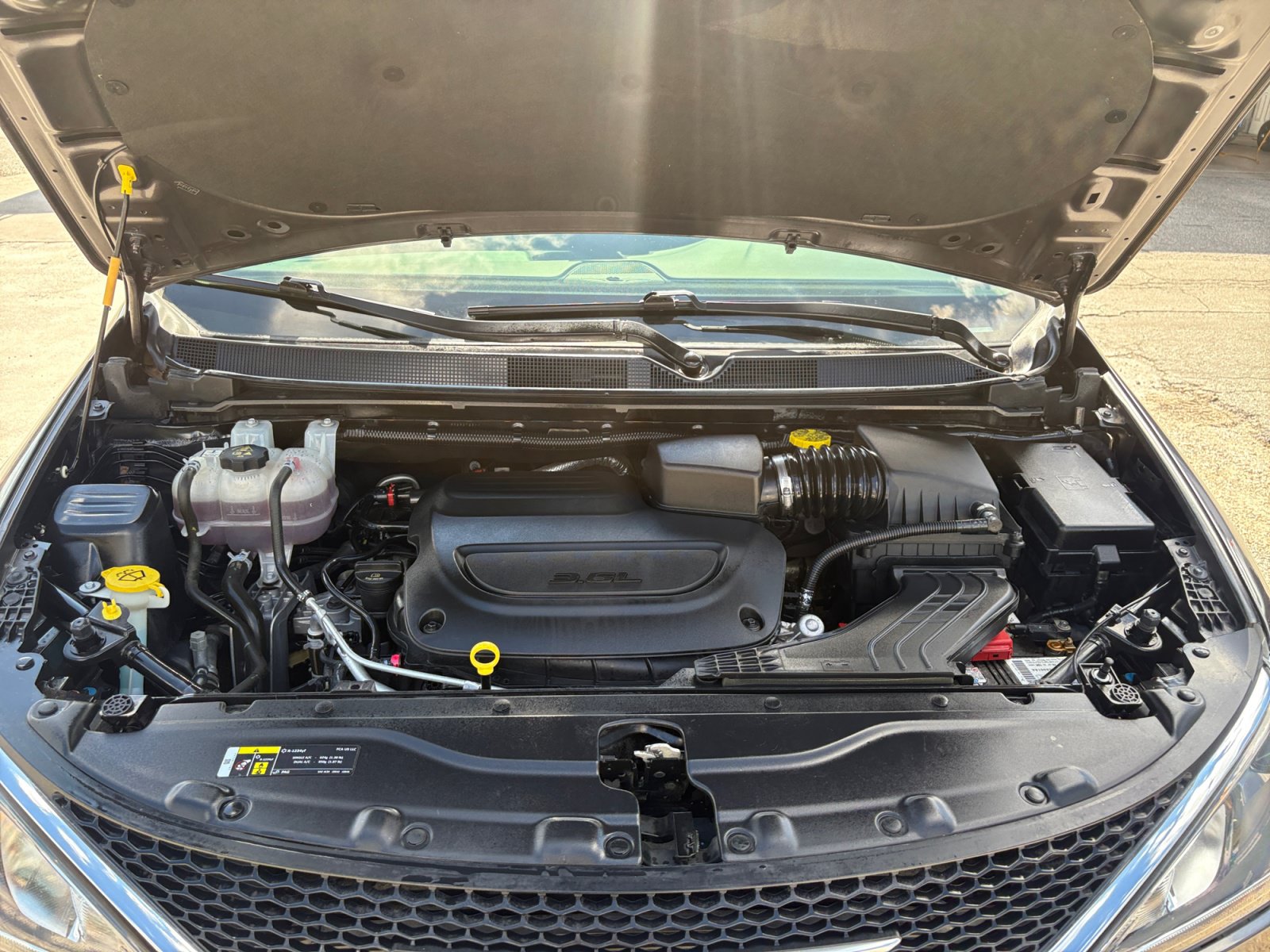 Used 2020 Chrysler Pacifica Touring-L w/ Advanced Safetytec Group FWD image 20