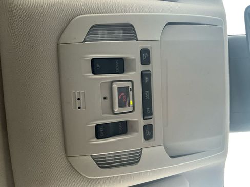 Used 2021 Toyota Highlander XLE AWD/4WD image 18