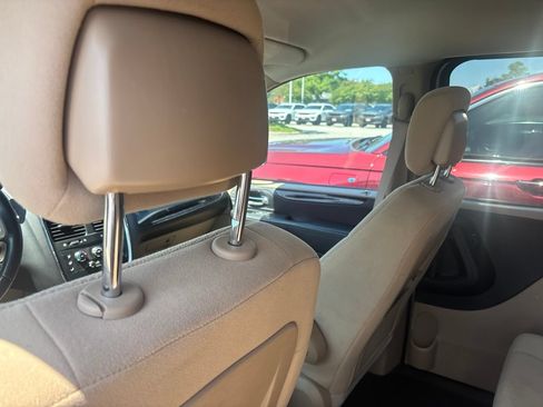 Used 2013 Dodge Grand Caravan SXT w/ UConnect Hands-Free Group FWD image 9
