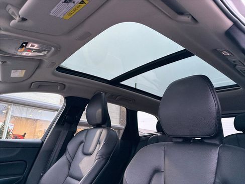 Used 2022 Volvo XC60 B5 Momentum w/ Climate Package image 30