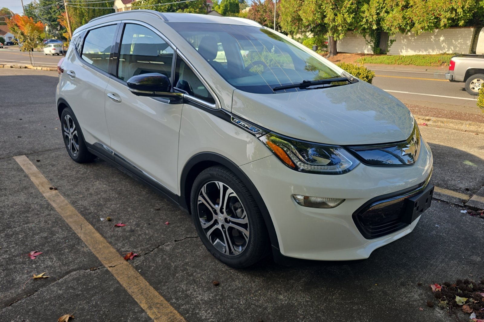 Used 2017 Chevrolet Bolt Premier w/ Driver Confidence II Package FWD image 2