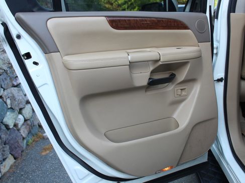 Used 2014 Nissan Armada Platinum image 14