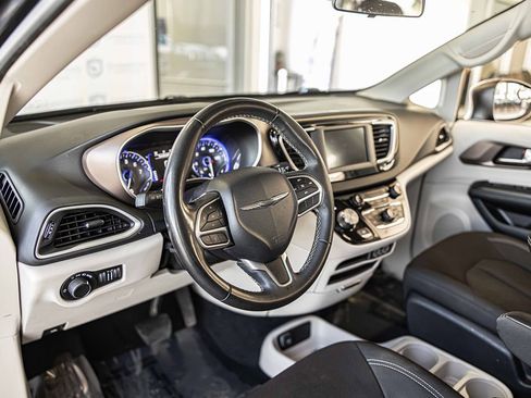 Used 2022 Chrysler Voyager LX image 20