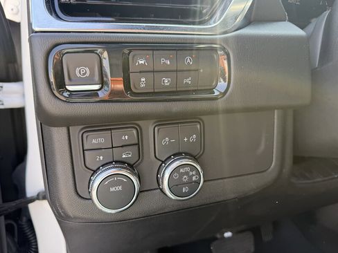 Used 2025 GMC Yukon XL Denali AWD/4WD image 42