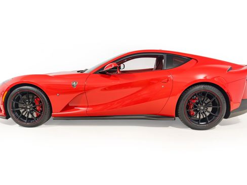 Used 2018 Ferrari 812 Superfast RWD image 3