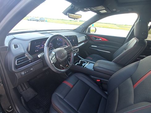 Used 2024 Chevrolet Traverse RS image 8