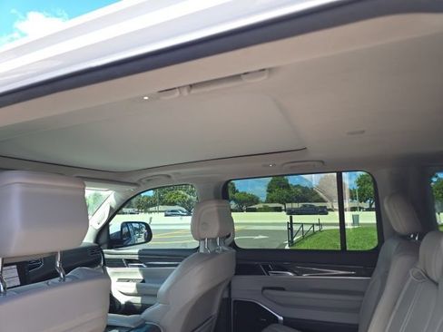 Used 2022 Jeep Wagoneer Series III w/ Premium Group I AWD/4WD image 9