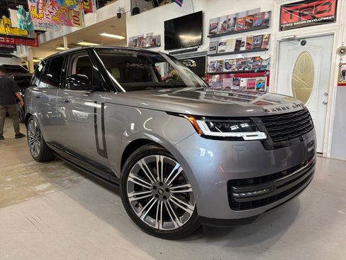 Used 2023 Land Rover Range Rover SE AWD/4WD image 1