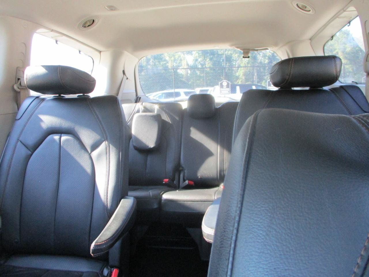 Used 2020 Chrysler Pacifica Touring-L FWD image 14