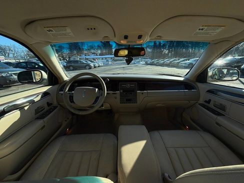 Used 2006 Lincoln Town Car Signature image 18