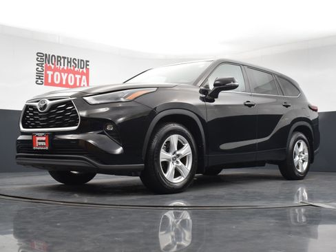 Used 2024 Toyota Highlander LE AWD/4WD image 33