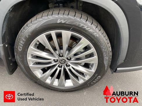 Certified 2024 Toyota Highlander Platinum AWD/4WD image 11