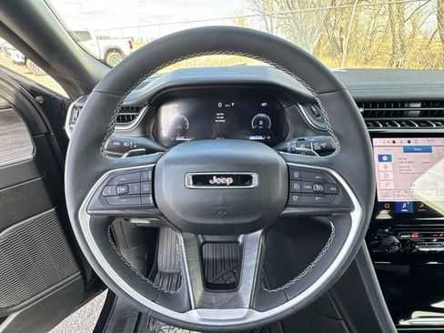 Used 2024 Jeep Grand Cherokee Limited w/ Black Appearance Package image 13