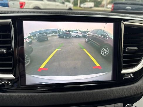 Used 2024 Chrysler Pacifica Touring-L FWD image 17