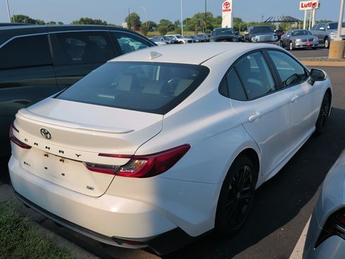 Used 2025 Toyota Camry SE FWD image 4