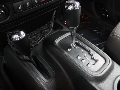 Used 2017 Jeep Wrangler Rubicon w/ Connectivity Group image 30