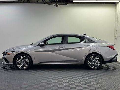 Used 2025 Hyundai Elantra SEL image 3