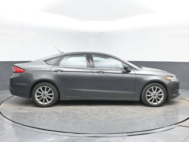 Used 2017 Ford Fusion SE w/ Fusion SE Technology Package FWD image 11