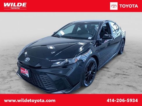 Used 2025 Toyota Camry SE image 1