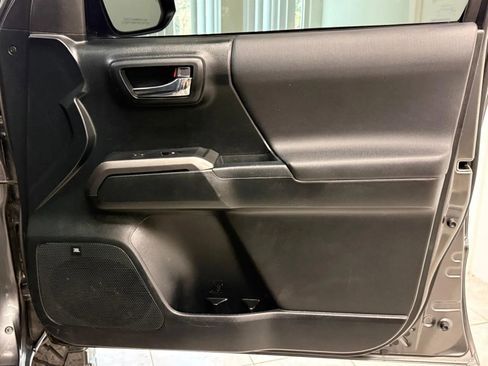 Used 2016 Toyota Tacoma TRD Off-Road image 17