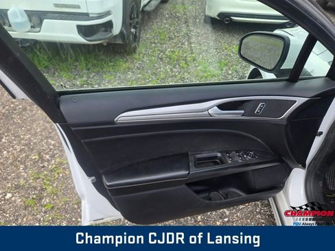 Used 2020 Ford Fusion SE image 16