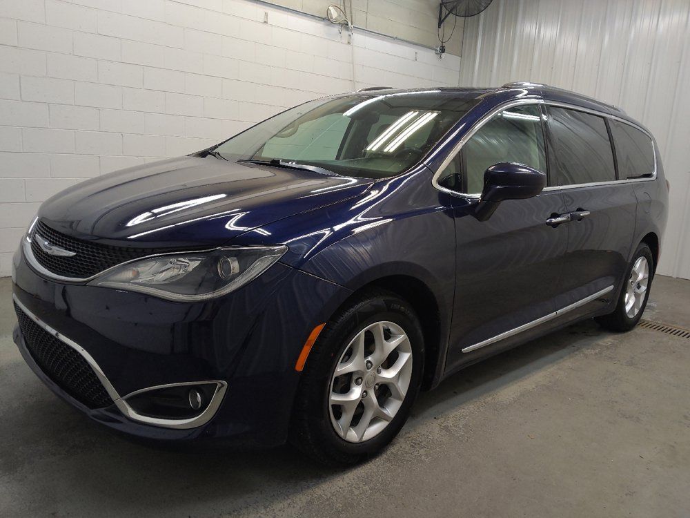 Used 2018 Chrysler Pacifica Touring-L w/ Tire & Wheel Group FWD image 2