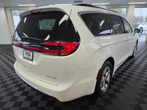 Used 2022 Chrysler Pacifica Limited image 4