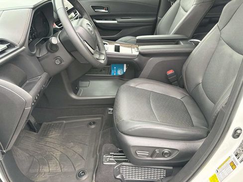 Certified 2025 Toyota Sienna Platinum FWD image 24